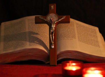 processo catequético - vela, bíblia e cruz
