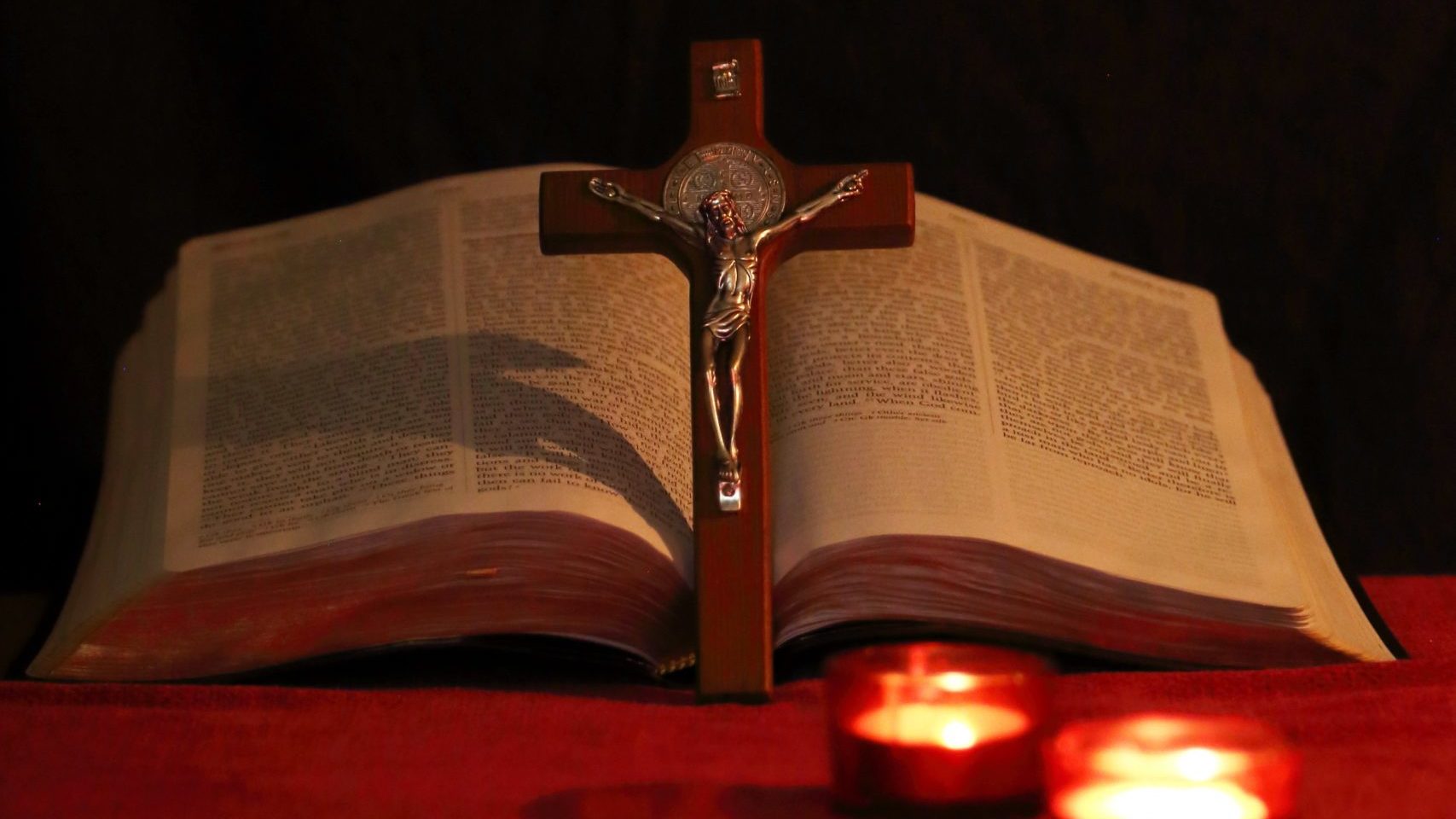 processo catequético - vela, bíblia e cruz