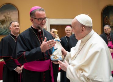 Visita Ad Limina Dom Sílvio com o papa Francisco entrega da imagem de Nossa Senhora da Oliveira