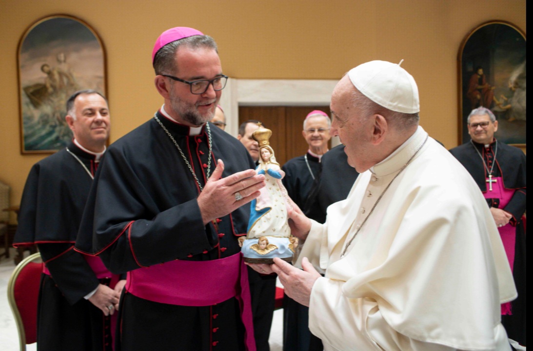 Visita Ad Limina Dom Sílvio com o papa Francisco entrega da imagem de Nossa Senhora da Oliveira